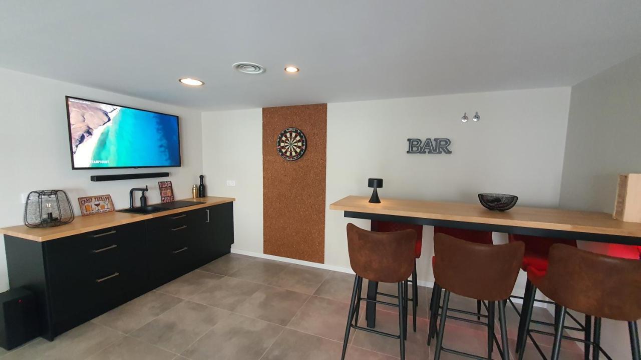 פינסטראט Pool & Snooker Villa מראה חיצוני תמונה